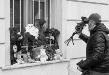 Los moscovitas llevan flores y juguetes infantiles a la embajada de Irán