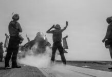 Irán: El portaviones USS Abraham Lincoln de EE.UU. emprendió la retirada tras ser alcanzado por misiles