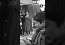 Niño llora por su hermana tras ataque de EEUU e Israel contra escuela de Irán