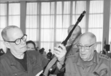 Silvio Rodríguez recibe su AKM de manos del ministro de las FAR y ante la presencia del presidente de Cuba