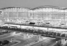 La Gestapo de Trump reduce a una mujer frente a su hija en aeropuerto de EE.UU.