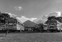 Transportistas de Guatemala protestan por alza de combustibles