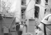 Salvan a un niño de entre los escombros tras ataque aéreo en Irán