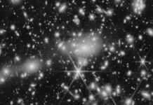 Captan una intrigante galaxia que puede resolver el misterio de los ‘pequeños puntos rojos’