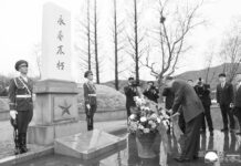 Visita al Cementerio de Mártires del Cuerpo de Voluntarios del Pueblo Chino por parte de la delegación china