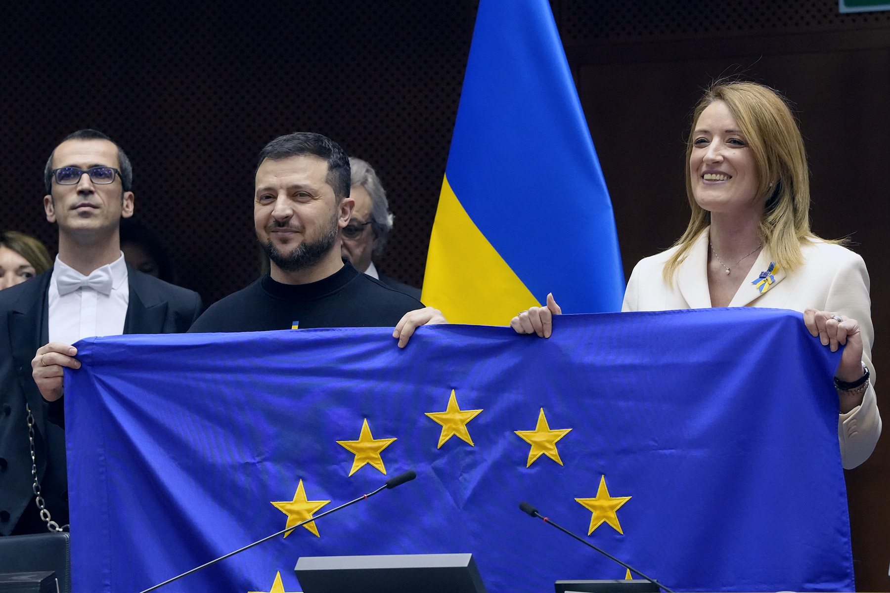 La UE compra petróleo ruso a terceros, nos gobiernan traidores y pagafantas.