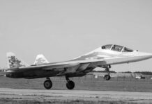 El caza ruso de quinta generación Su-57 levanta el vuelo en su versión biplaza