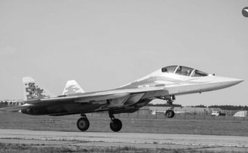 El caza ruso de quinta generación Su-57 levanta el vuelo en su versión biplaza