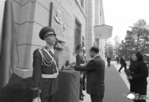 Ceremonia de descubrimiento de tabla conmemorativa en la embajada rusa