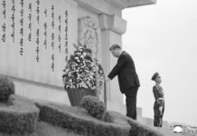 Xi Jinping deposita cesto de flores ante Monumento a la Amistad