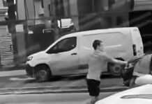 Un joven ucraniano se enfrenta a tres reclutadores para defender a su padre de movilización