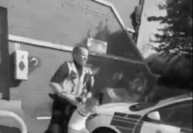 Policías someten violentamente a un niño mientras arrestan a su padre