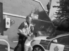 Policías someten violentamente a un niño mientras arrestan a su padre