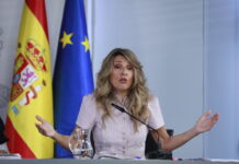 A comedia das alturas: Yolanda Díaz rumbo a Xenebra mentres o precariado segue esperando.