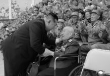 Estimado camarada Kim Jong Un se fotografía con veteranos y ameritados del tiempo de guerra