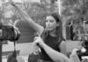 Activista española de ultraderecha hace el saludo nazi frente a la Embajada de Marruecos