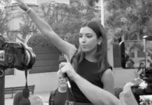 Activista española de ultraderecha hace el saludo nazi frente a la Embajada de Marruecos