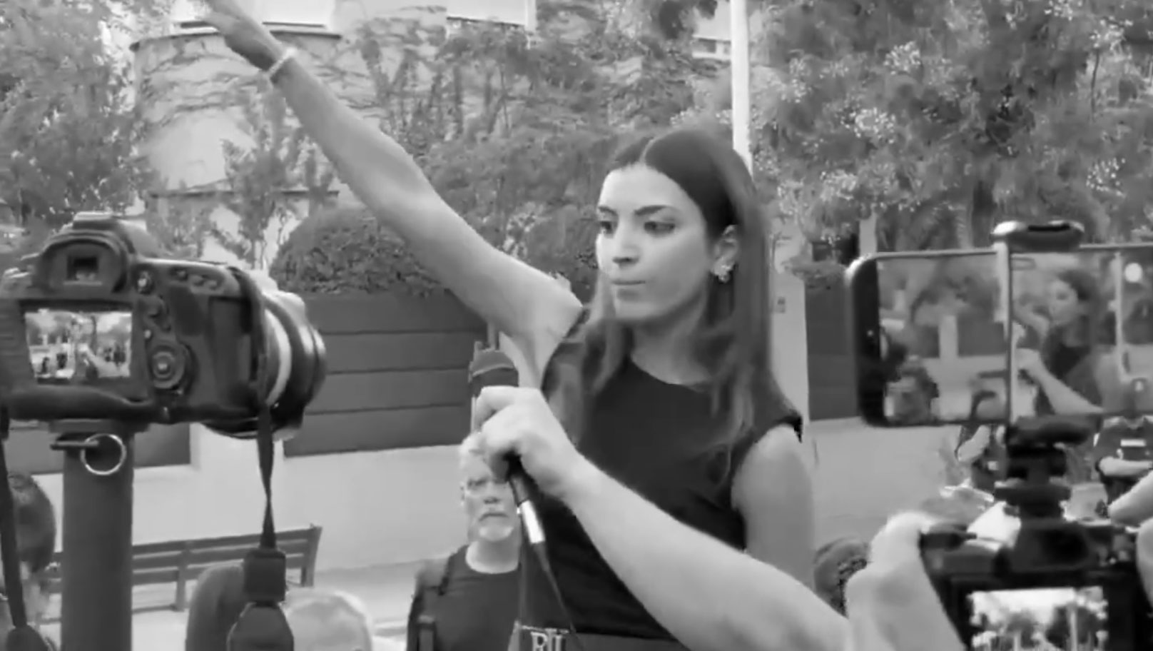 Activista española de ultraderecha hace el saludo nazi frente a la Embajada de Marruecos