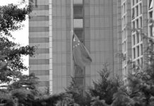 Banderas a media asta en China en homenaje a Zhu Rongji