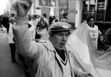 «La gente no llega a fin de mes»: miles de endeudados marchan en Argentina ante la histórica mora crediticia