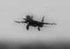 Impacto supersónico: Un caza ruso Su-34 arrasa un punto de despliegue ucraniano
