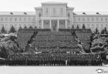 Kim Jong Un se retrata con profesores e investigadores de la Universidad Kim Il Sung