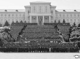Kim Jong Un se retrata con profesores e investigadores de la Universidad Kim Il Sung